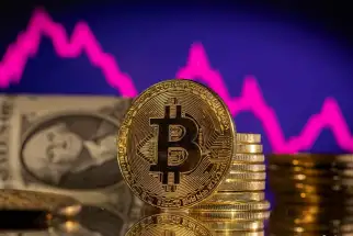 وسط قلق المستثمرين من الشرق الأوسط.. بيتكوين تتراجع دون 70 ألف دولار