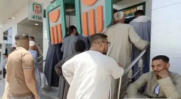 أزمة كل عيد.. زحام على ماكينات ATM.. والمواطنون تشتكى من نفاذ النقود والأعطال.. والنواب يتدخل