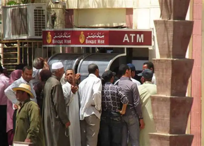 أزمة كل عيد.. زحام على ماكينات ATM.. والمواطنون تشتكى من نفاذ النقود والأعطال.. والنواب يتدخل